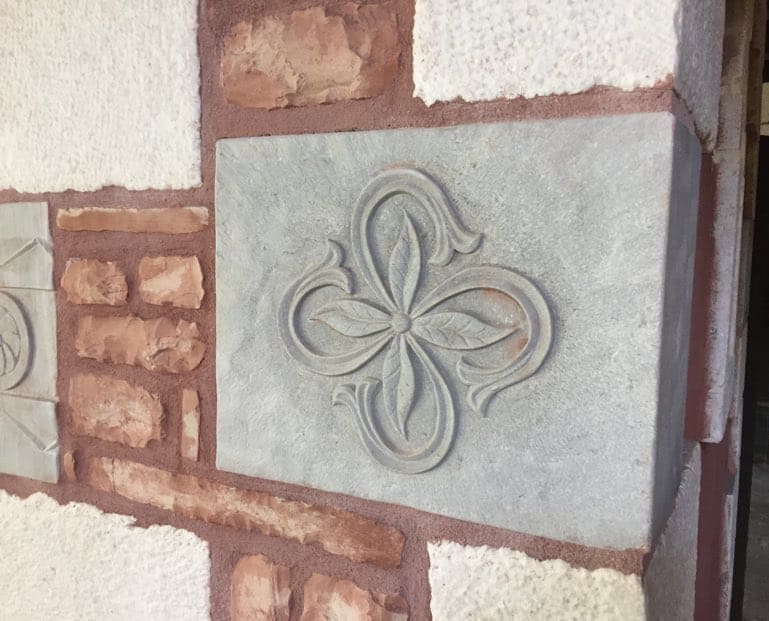 Σκαλιστό λουλούδι σε αγκωνάρι