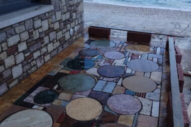 Σύνθεση από χρωματιστά μάρμαρα